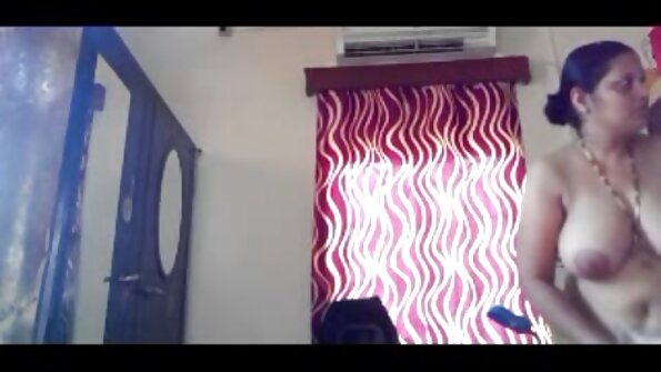 मिशेलले आफ्नो गधा औंलाहरू मिलाइयो