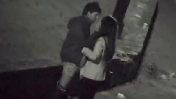 तेजस्वी MILF ब्रान्डी प्रेम आफ्नो खुट्टा फराकिलो