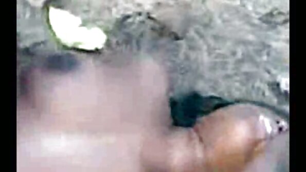 क्रिस्टल ज्वेल्सले ग्लोभ्सको साथ ह्यान्डजब दिन्छ